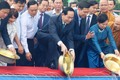 Chủ tịch nước cùng phu nhân thả cá chép trên sông Sài Gòn